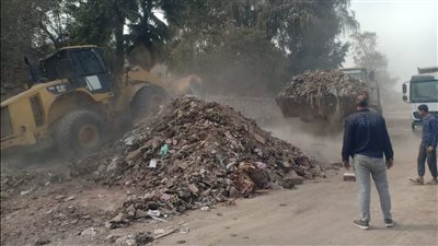 بعد تراكمها شهور.. طاهر الخولي يعلن الدفع بسيارات تجميع القمامة في مجرى العيون