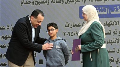 مدبولي يُسلم عددًا من عقود مستحقي الوحدات السكنية بمشروع الإسكان القومي للشباب
