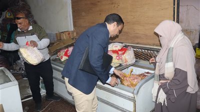 ضبط لحوم وسماد مجهول المصدر وتحرير محاضر بمستودعات مواد بترولية ببنى سويف 