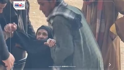 مسنة على كرسي متحرك تدلي بصوتها في جولة الإعادة بالدائرة الثالثة بالفيوم