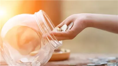 ادخار الزوجة جزء من مصروف البيت دون علم الزوج.. أمينة الفتوى توضح