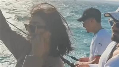 هل عادا ..تامر حسني في رحلة بحرية مع طلـيقته بسمة بوسيل وأبنائهم