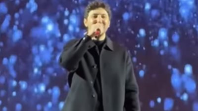 الحب جاني.. محمد فضل شاكر يغني لـ تووليت في أحدث حفلاته بالكويت 
