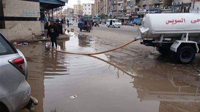 حي السويس يجري اصلاح كسر خط وشفط المياة المتكونة في نهر الطريق بشارع الجيش