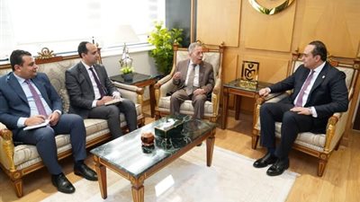  رئيس الرعاية الصحية يلتقي نقيب أطباء مصر لتعزيز التعاون في التدريب الطبي