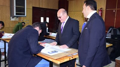بالصور .. 1702 طالب وطالبة يؤدون الامتحانات بهندسة سوهاج