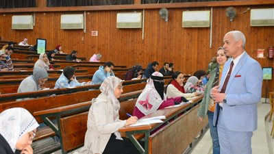 نائب رئيس جامعة أسيوط يتفقد سير امتحانات الفصل الدراسي الأول بعدد من الكليات