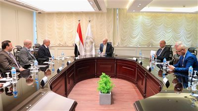 تدريب الطلاب بالمصانع ونيل شهادات دولية.. تفاصيل اجتماع وزير التعليم مع العربي