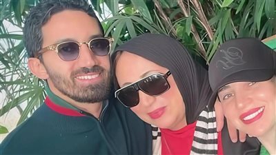 مي عز الدين تخطف الأضواء بظهورها مع زوجها أحمد تيمور وحماتها 