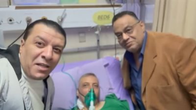 من داخل المستشفى.. مصطفى كامل يزور منصور هندي بعد تعرضه لحادث سير