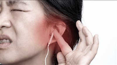 استخدام سماعات الأذن لساعات طويلة يؤدي إلى تلف دائم في السمع