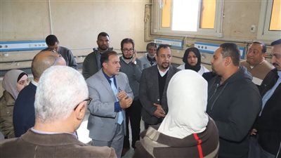 رئيس جامعة قنا يناقش تكويد المصاعد ومراجعة أعمال الصيانة 