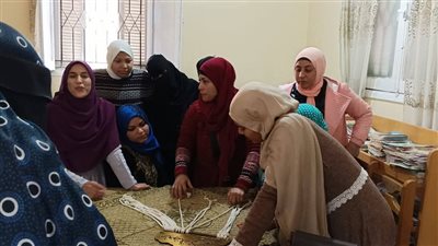 انطلاق أولى فعاليات برنامج علمني حرفة لتدريب المشغولات اليدوية بالسويس