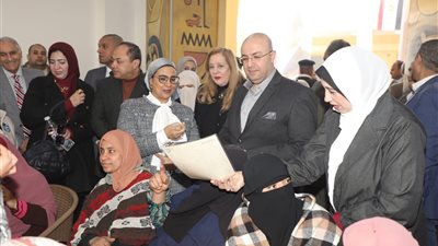 مسؤولى تنمية الصعيد والقومى للمرأة يشيدان بمشروع الحرف التراثية ببنى سويف 