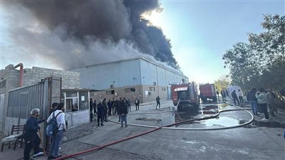 حريق هائل يلتهم مصنع بلاستيك على مساحة 20 الف متر باكتوبر 