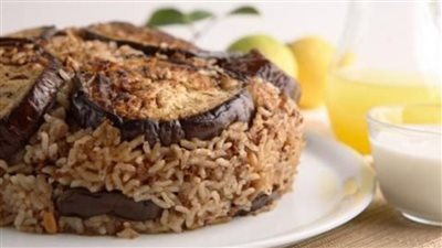 طريقة عمل المقلوبة باللحم والباذنجان خطوة بخطوة بطعم ولا أروع 	