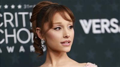 صُممت بعناية.. إطلالة أريانا غراندي حفل جوائز Critics’ Choice Awards 