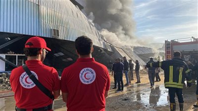 الهلال الأحمر المصري يدعم جهود الحماية المدنية في حريق مصنع بلاستيك بأكتوبر