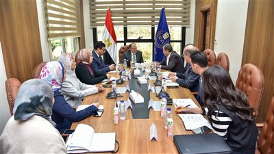هيئة الدواء تبحث مع شركات محلية توطين صناعات الدواء المتقدمة وأدوية الأورام