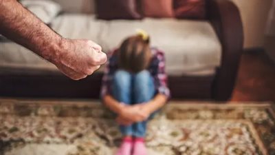 قلبه عليها حجر.. القصة الكاملة لتعدي أب على طفلته وإصابتها بكسر في الجمجمة