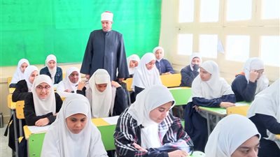 رئيس منطقة السويس الأزهرية يتابع سير الامتحانات بمجمع معاهد الفاروق 