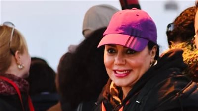رانيا يوسف تحلّق فوق آثار الأقصر في تجربة بالون طائر بصحبة أسرتها