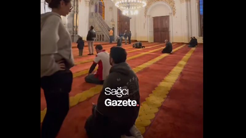 فتاة ترقص داخل مسجد