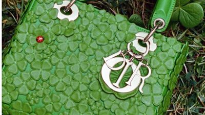 شاهدِ خطوات تصميمها.. حقيبة lady dior clover الأنيقة