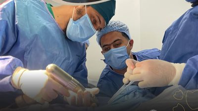 إجراء جراحة دقيقة تنقذ شابا من شلل محتمل بمجمع السويس الطبي