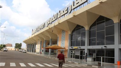 بعد غارات جوية عنيفة.. قوات العمالقة تنتشر في عدن لتأمين مؤسسات الدولة
