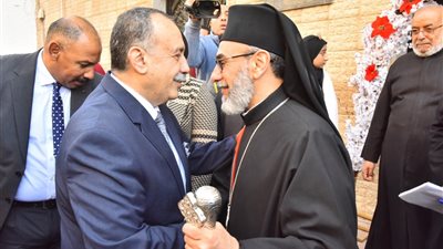 محافظ أسيوط يشارك الأقباط فرحة الاحتفال بعيد الميلاد ويعزز قيم المحبة الوطنية