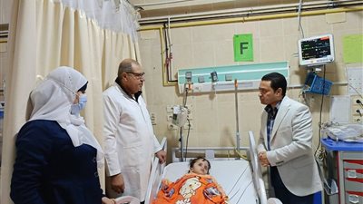 محافظ دمياط يوجه بمتابعة عاجلة للحالة الصحية للطفلة رحمة