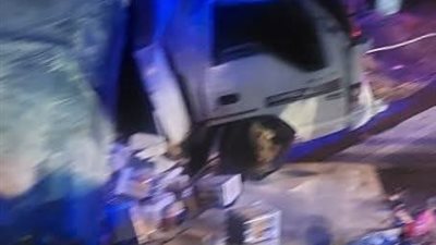 إصابة 2 في حادث انقلاب سيارة نقل بطريق عيون  موسي ـ النفق بالسويس 