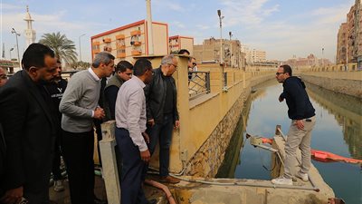 جولة وزير الري ومحافظ السويس لمتابعة أعمال الصيانة والتطهير للترع والمحطات