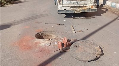 استمرار حملات النظافة وإصلاح مرافق الصرف الصحي بحي السويس
