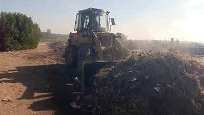 تحرك عاجل لمحليات البحيرة لرفع المخلفات وتمهيد الطريق على جسر المصرف