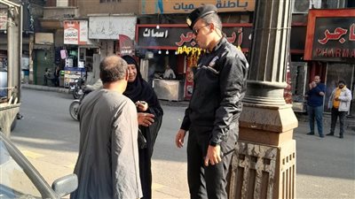 اطمني يا حاجة.. ضابط مرور بالأقصر يضرب مثالًا في الإنسانية قبل تطبيق القانون