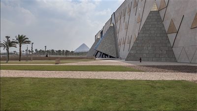 نقيب السياحيين: رفع أسعار المتحف الكبير لتحسين تجربة الزارين 