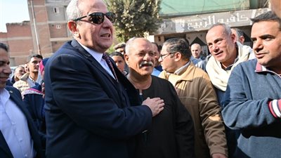 محافظ الغربية يجوب شوارع قرية إبشواي يستمع ويستجيب لشكاوى الأهالي