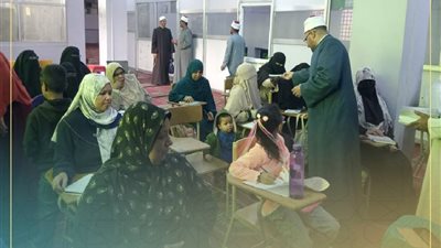 مدير أوقاف أسوان يسلم الكتب المقررة على دارسي مركز إعداد المحفظين 