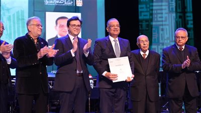 وزير الثقافة يكرم الكاتب الصحفي محمود مسلم في عيد الثقافة الثاني
