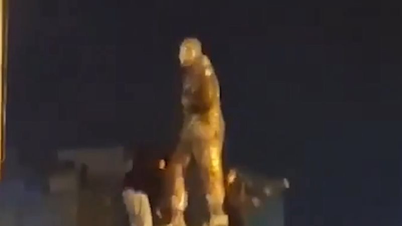 هدم تمثال قاسم سليماني