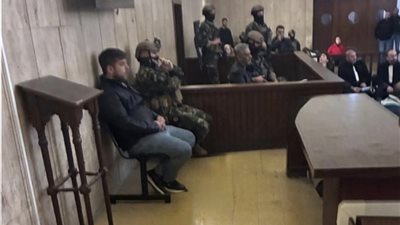 باين عليه الحزن .. تسريب صورة للفنان فضل شاكر من داخل المحكمة 