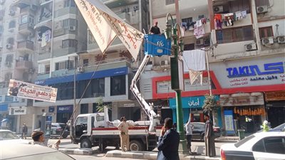 حملات متواصلة لإزالة الإعلانات المخالفة وتحسين المظهر الحضاري بشوارع أسيوط