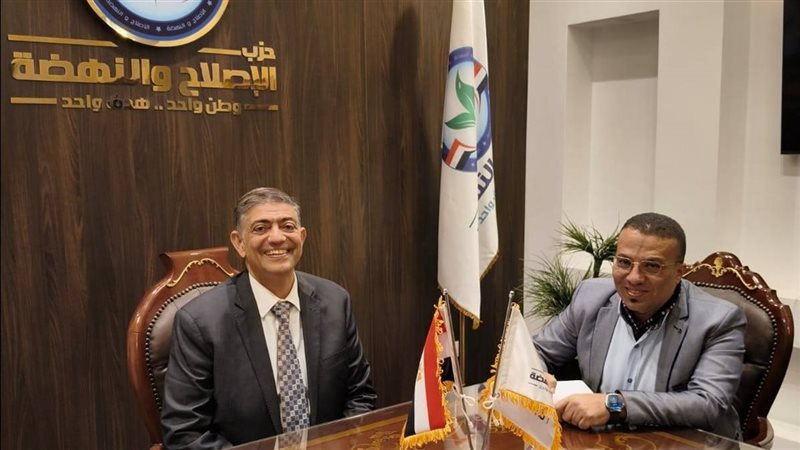 رئيس الحزب مع  وائل