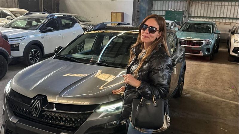 صاحبة سيارة 