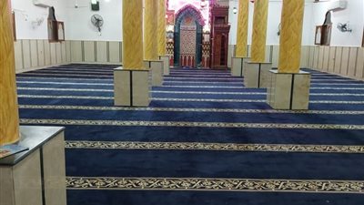 استعدادا لافتتاحه.. فرش مسجد الحاجر الشرقي بأوقاف القرنة