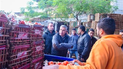 محافظ الإسكندرية يجري جولة ميدانية بسوق الحضرة للخضار والفاكهة وشارع الجواهر 
