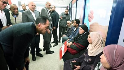 رئيس الوزراء يطمئن من المرضى على جودة الخدمات المقدمة 