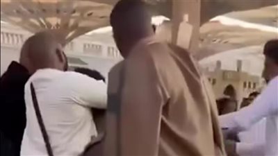 شاب يحاول خنق والده في الحرم المكي اعتقادًا بأن من يموت هناك يدخل الجنة|شاهد